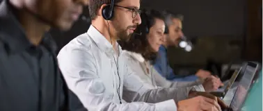 Agente de soporte atendiendo varios canales a la vez